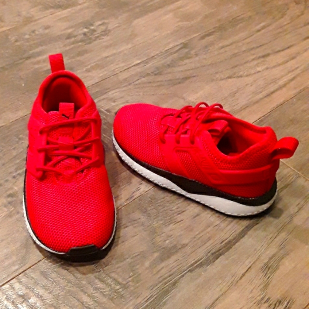 NWOT no tie pumas